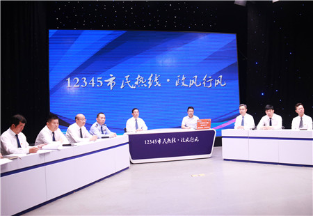 江绍华走进《12345市民热线·政风行风》直播间 接听群众热线电话