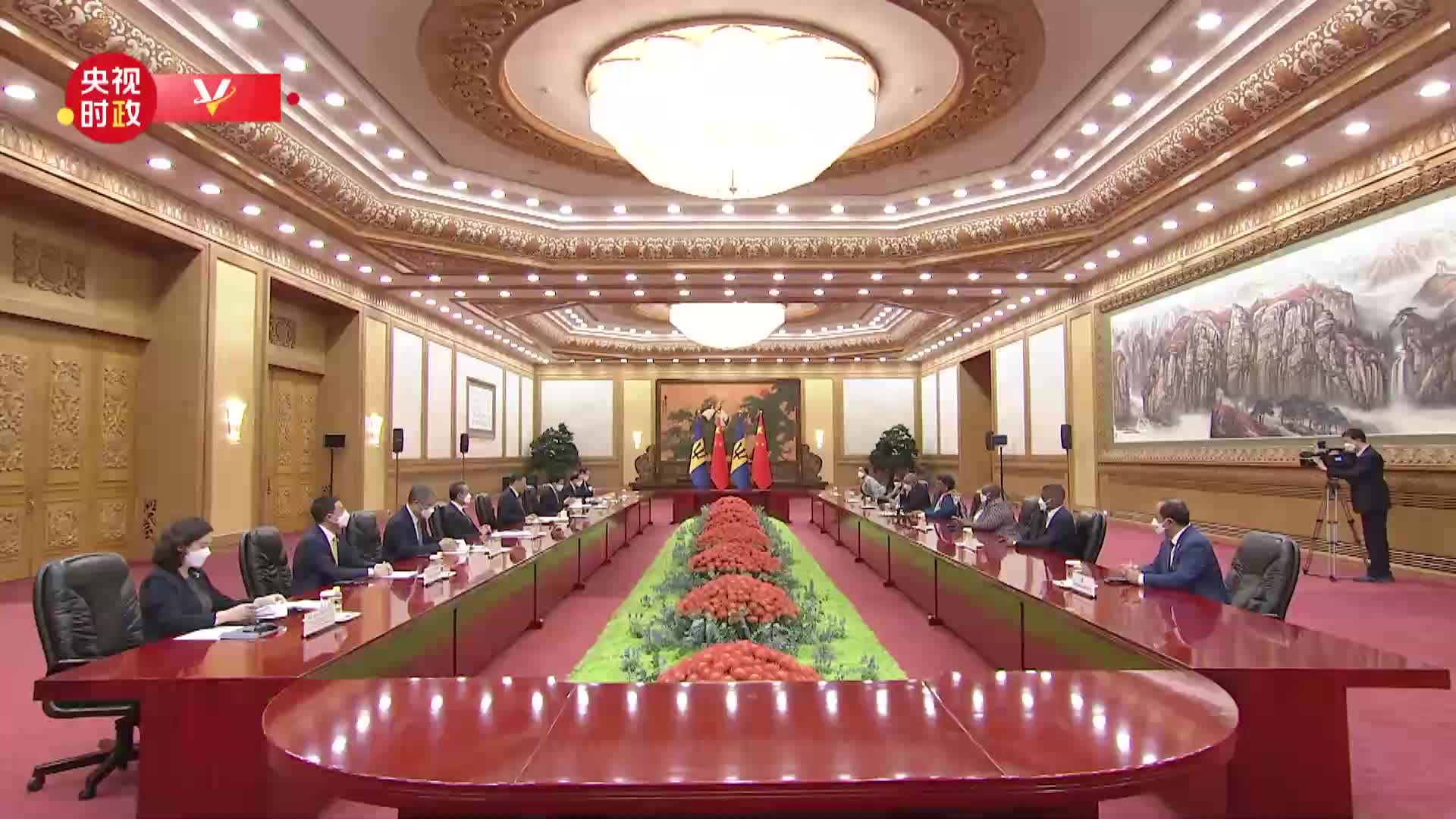 习近平：欢迎巴方搭乘中国发展“快车” 构建更紧密中巴命运共同体