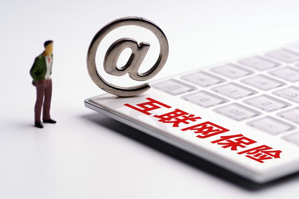 2013年至2022年，互联网保险保费年均复合增长32.3%