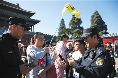 在故宫里，穿警服的他们，比导游更懂故宫历史