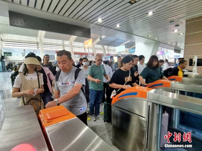 铁路2023上半年成绩单出炉：17.7亿人次乘火车出行