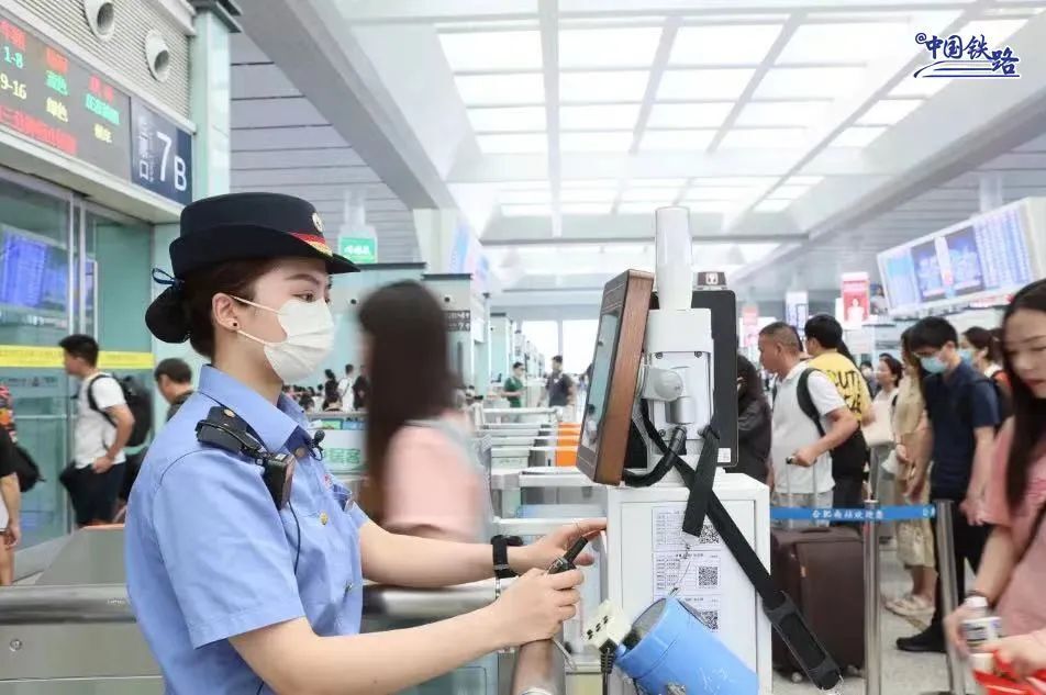 上半年全国铁路发送旅客17.7亿人次