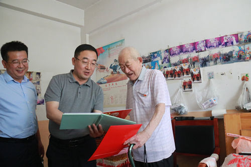 江绍华走访慰问建国前老党员