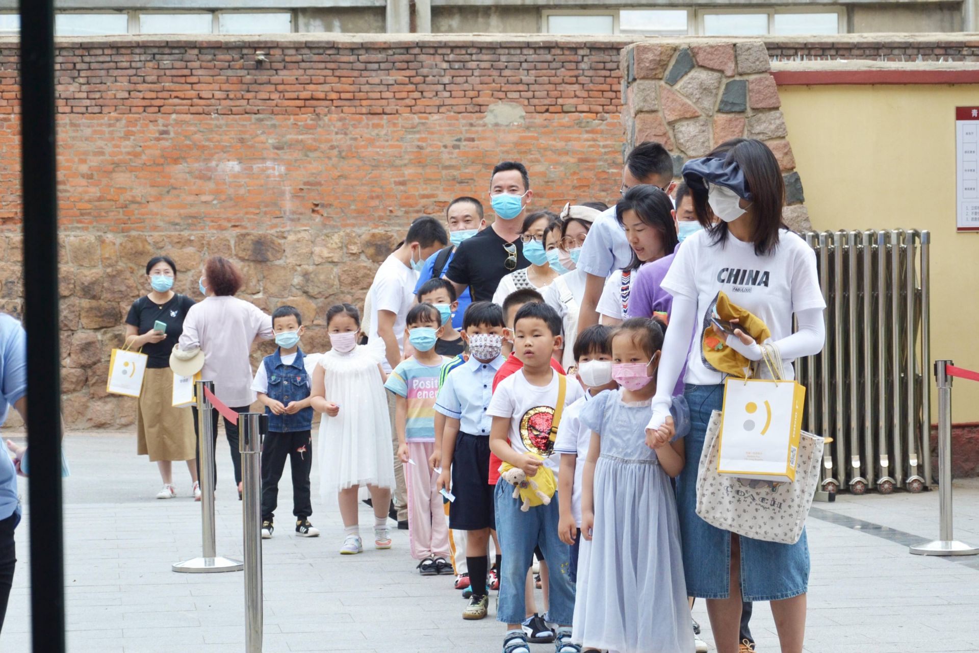 部分地区中小学学位预警 如何保障“就近上”“上好学”