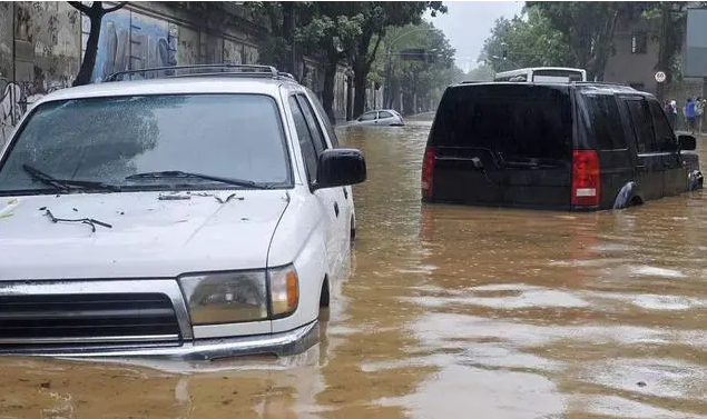 汽车被暴雨冲走丢失能获得全额赔偿吗？专家解析暴雨导致财产损失的赔偿问题