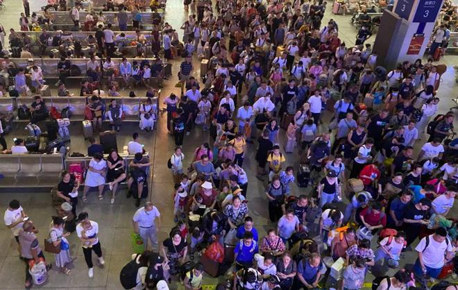暑运过半 全国铁路发送旅客4.06亿人次