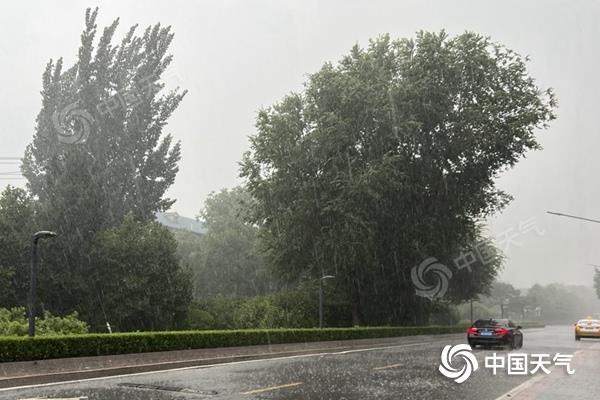 中央气象台：中东部大范围降雨继续发展 南方闷热不下线