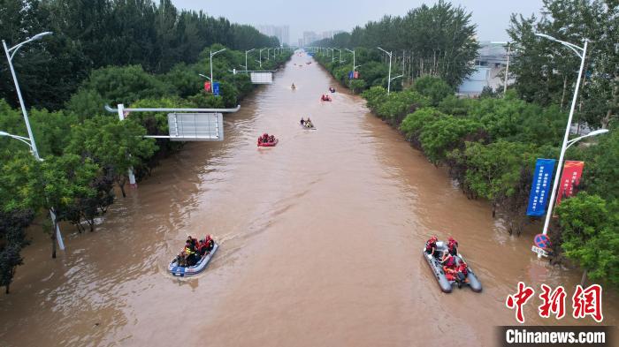 涿州救援见闻：“从未想过，有一天会在这条路上坐船”