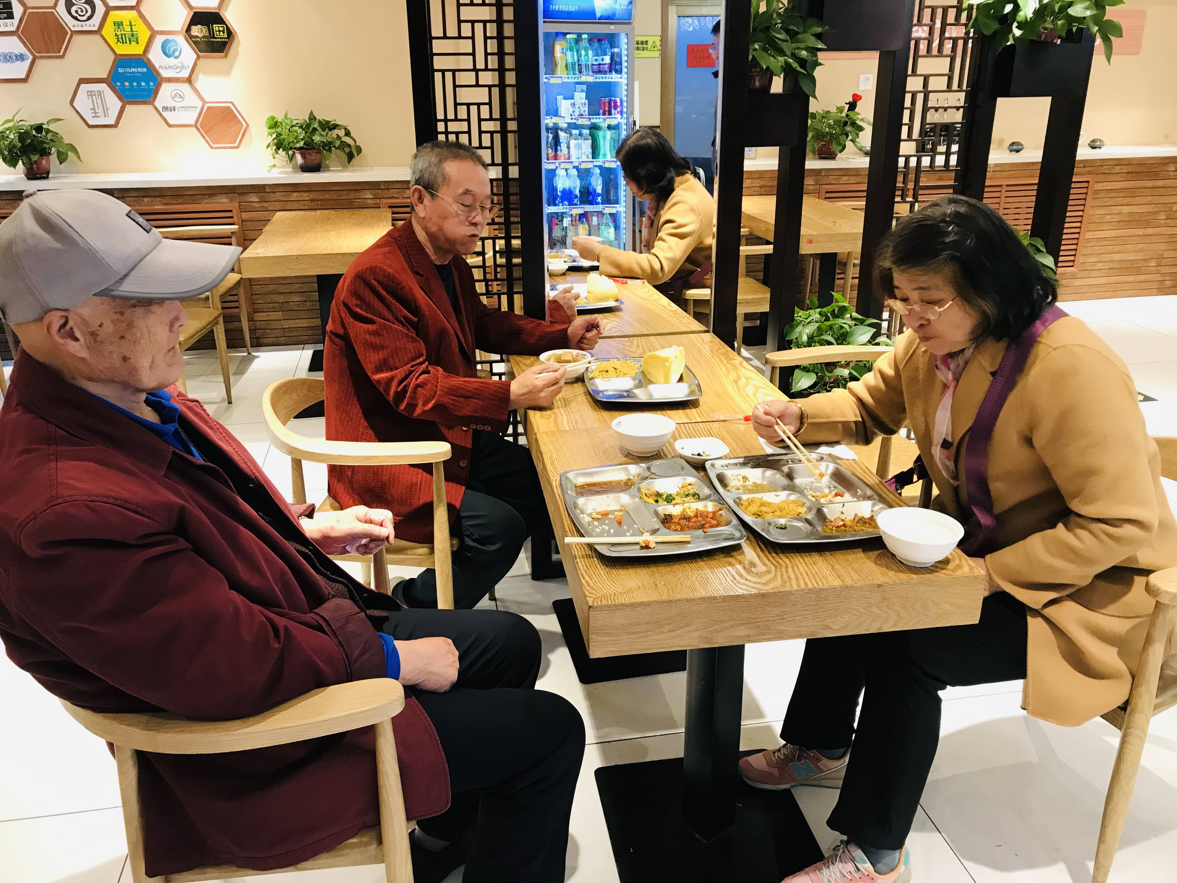 如何让老人在家门口享受幸福味道？社区老年食堂发展状况调查
