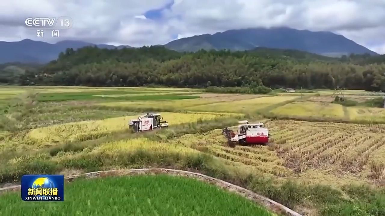 农机穿梭好“丰”景 各地抢抓农时收秋粮