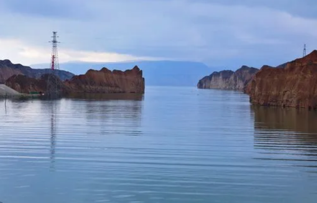 龙羊峡的“水”与塔拉滩的“光”