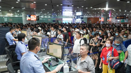 暑期超8200万人次出入境