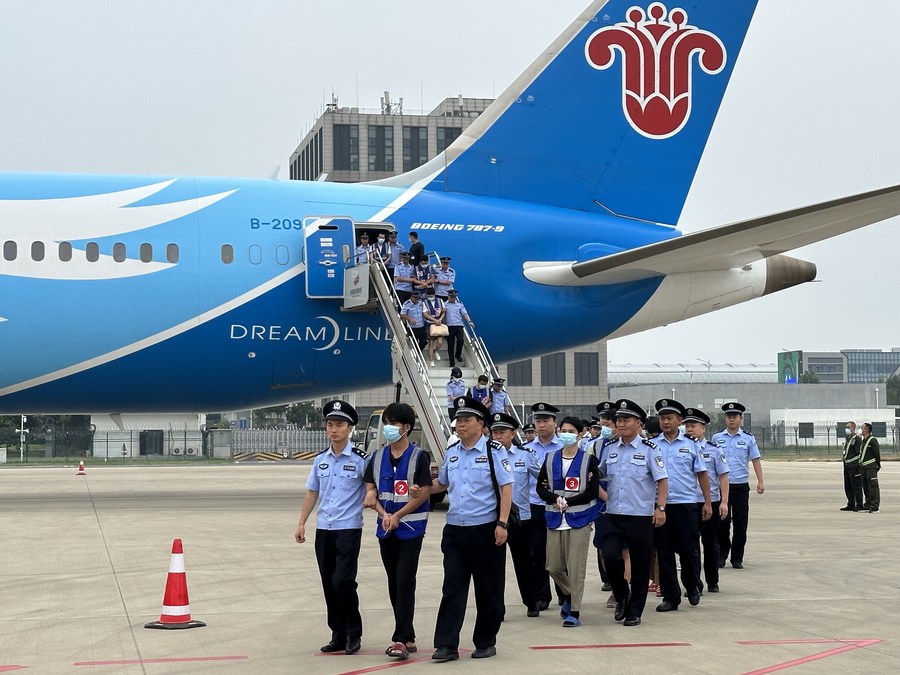 179名从事虚假投资理财类电信网络诈骗的犯罪嫌疑人从老挝被押解回国