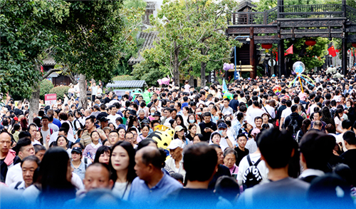 2023年中秋节、国庆节假期国内旅游出游8.26亿人次 同比增长71.3%
