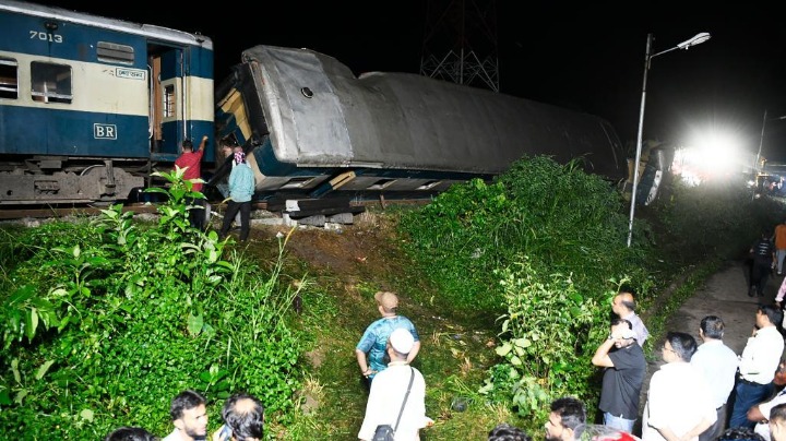 孟加拉国两列火车相撞已致至少16人死亡