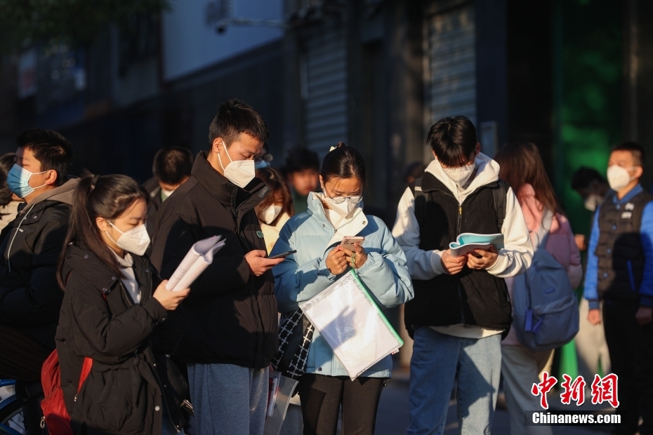 国考报名时间过半 热门岗位竞争超“千里挑一”