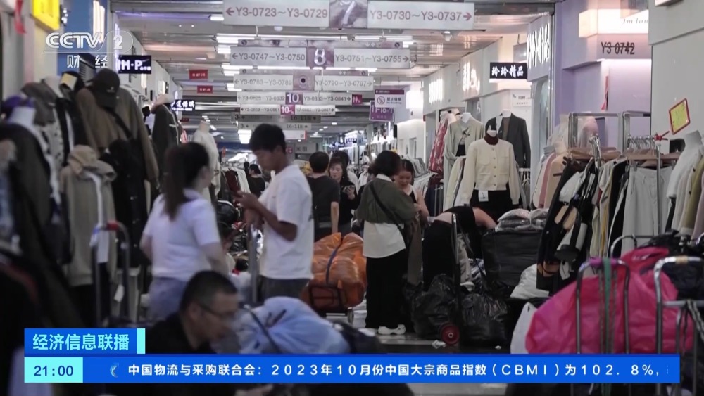羽绒服迎来销售旺季，价格如何？记者探访→
