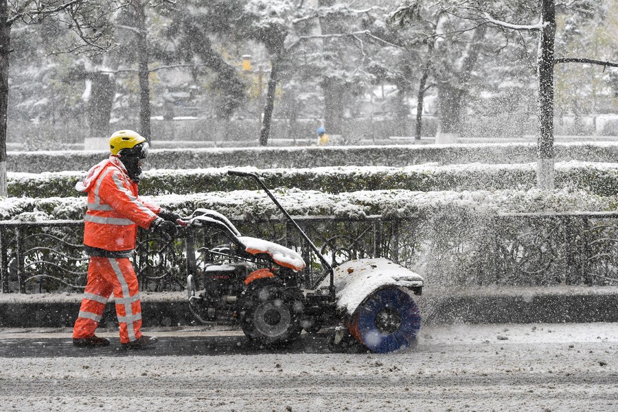 风雪无阻保民生 中国东北全力应对大范围雨雪寒潮降温天气