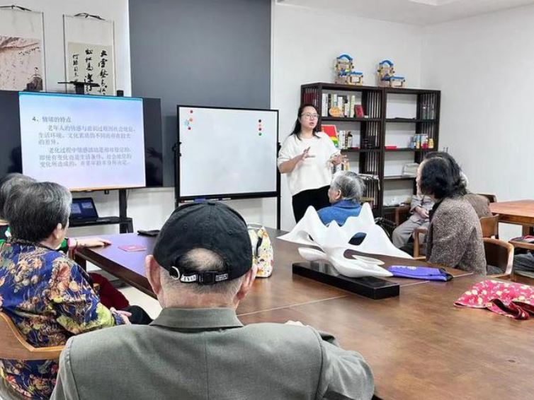 住进养老院的年轻人：“每月房租300元，太便宜了！”