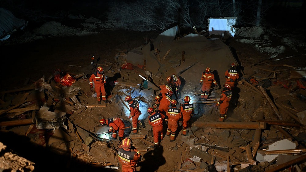 寒夜里的温暖守护——积石山6.2级地震首日抢险救灾直击