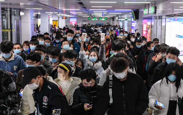 元旦将至客流增多 多地跨年夜地铁将通宵或延时运营
