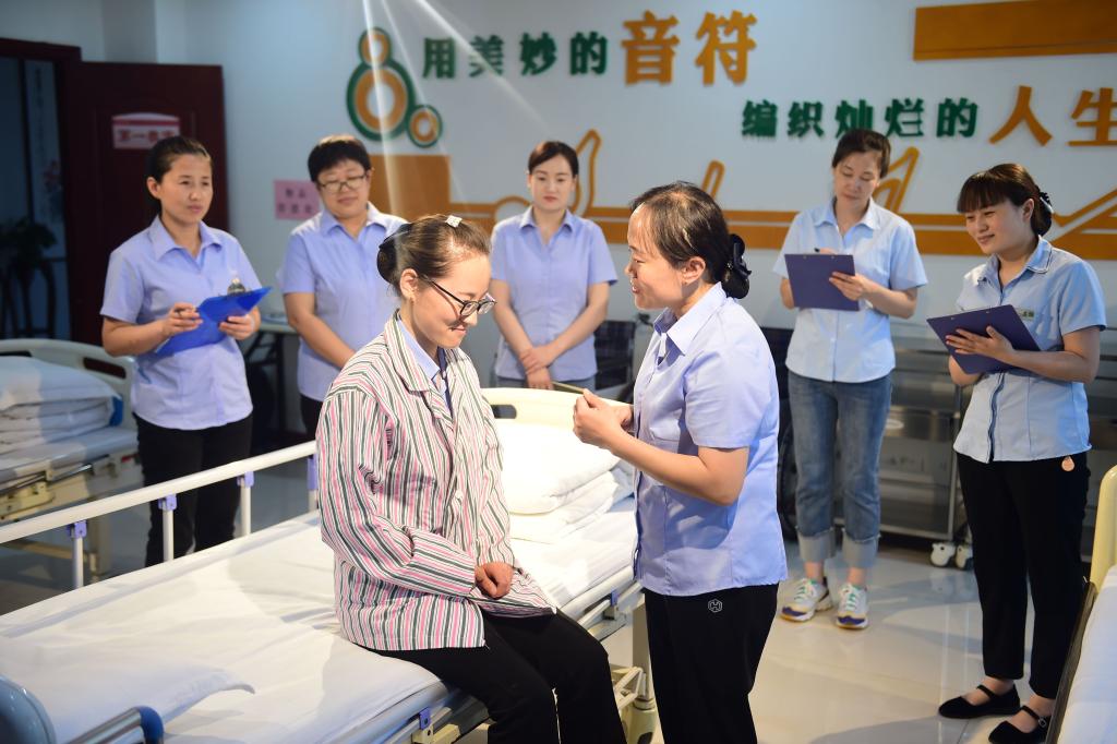 地方两会观察丨助力老年人家门口安享晚年——从地方两会看养老服务体系建设