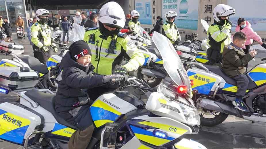 警民互动迎接中国人民警察节