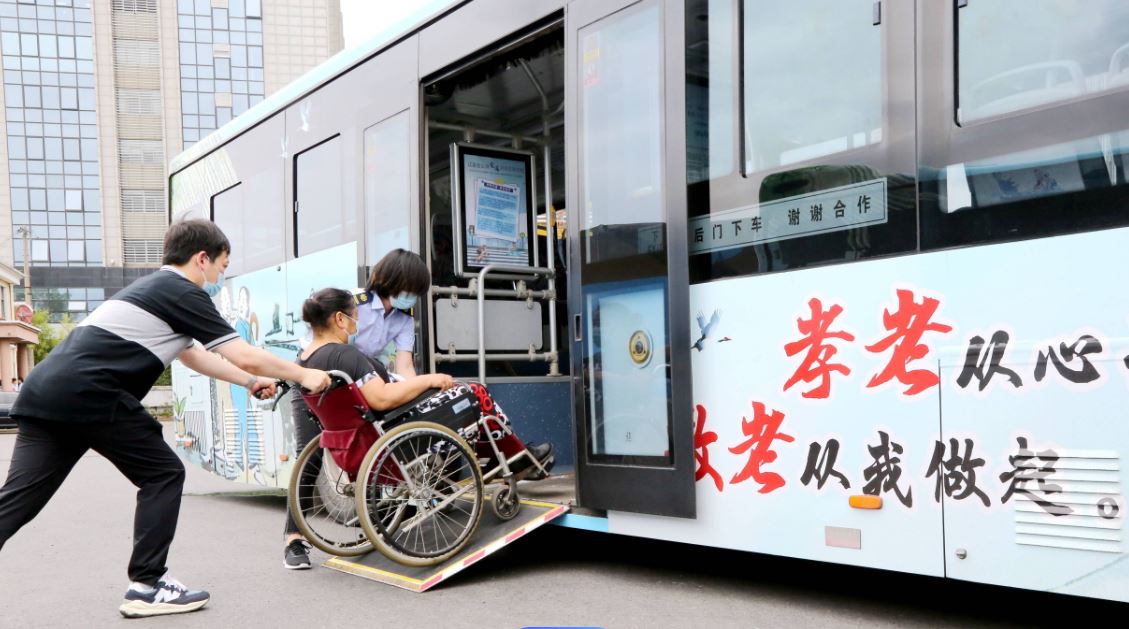 我国公交行业积极推进适老化更新改造 让老年人出行更便捷