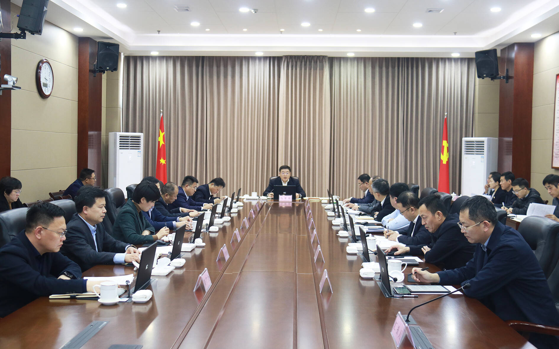 东昌府区委常委会召开会议