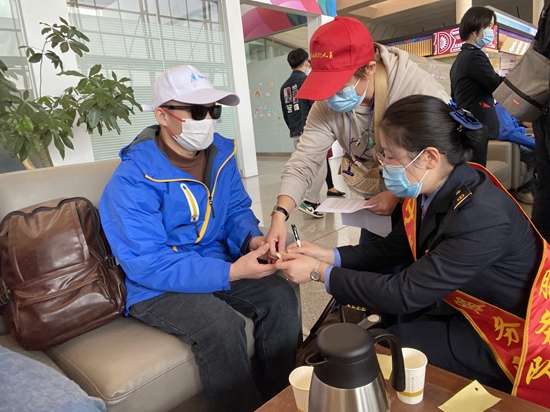 中国人的故事 | |做视障旅客乘高铁出行的“眼睛”
