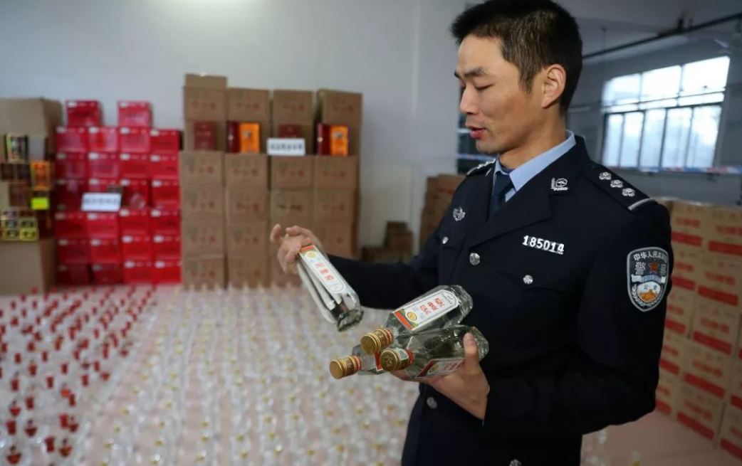 公安机关严打制售“特供”假酒行为规范市场秩序