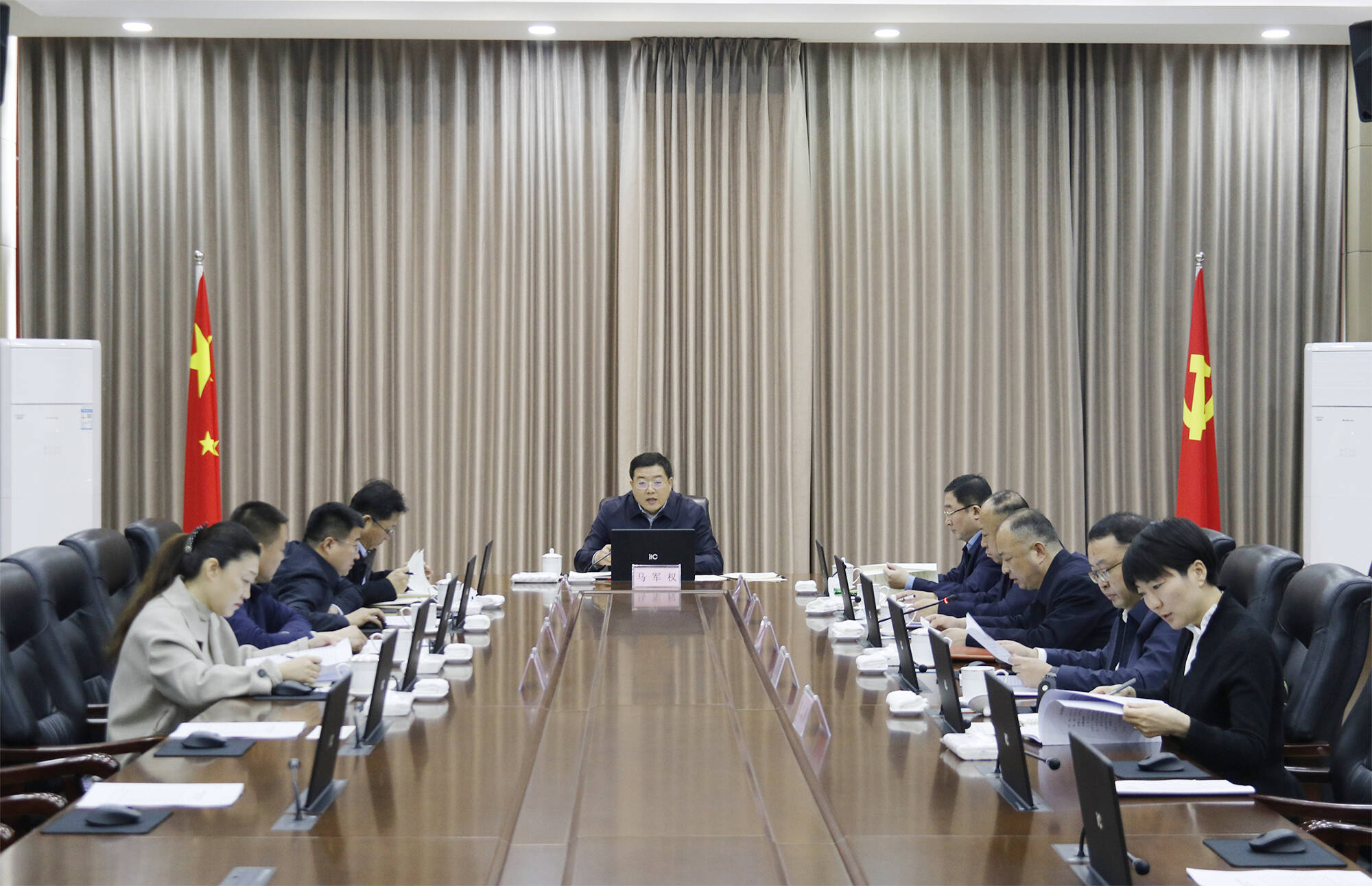 东昌府区委常委会召开会议