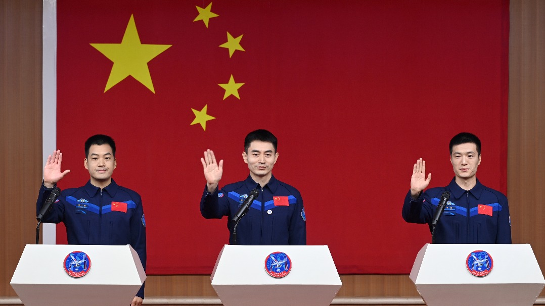 神舟十八号载人飞行任务航天员与记者见面