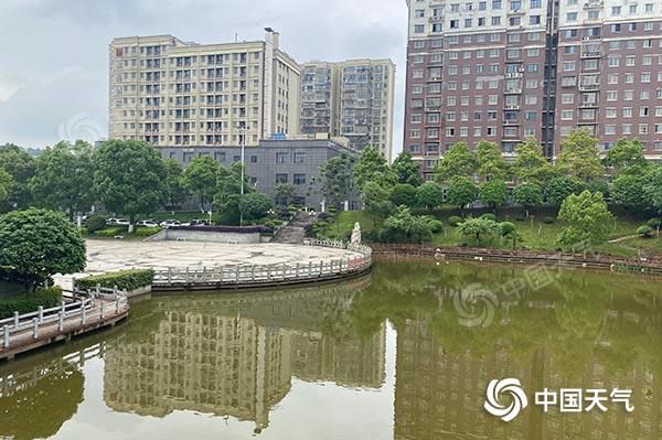 江南华南降雨持续强对流频扰 中东部气温继续下滑