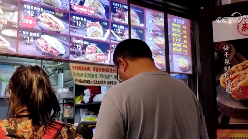 夏日美食点燃“夜经济” 城市“烟火气”中升腾勃勃生机