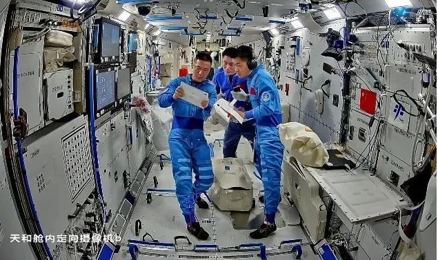 神舟十八号航天员乘组将于近日择机实施第一次出舱活动