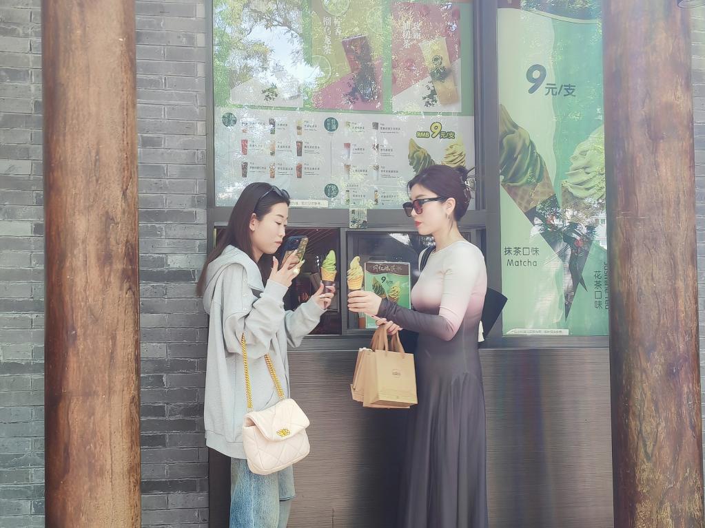 新华社经济随笔：平均年龄超百岁的中华老字号，何以新潮