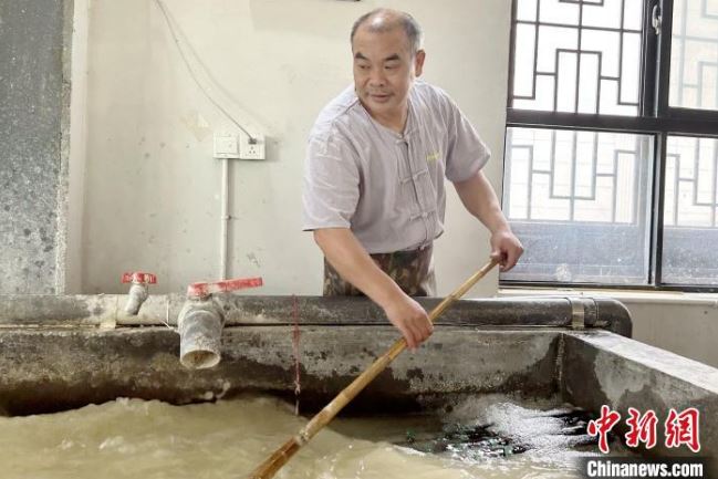 非遗连四纸：一纸连春秋 古法开新境