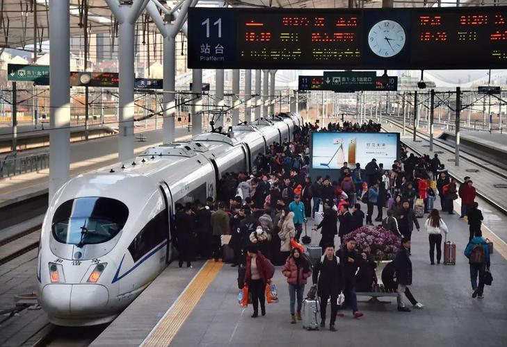 上半年铁路旅客发送量创新高