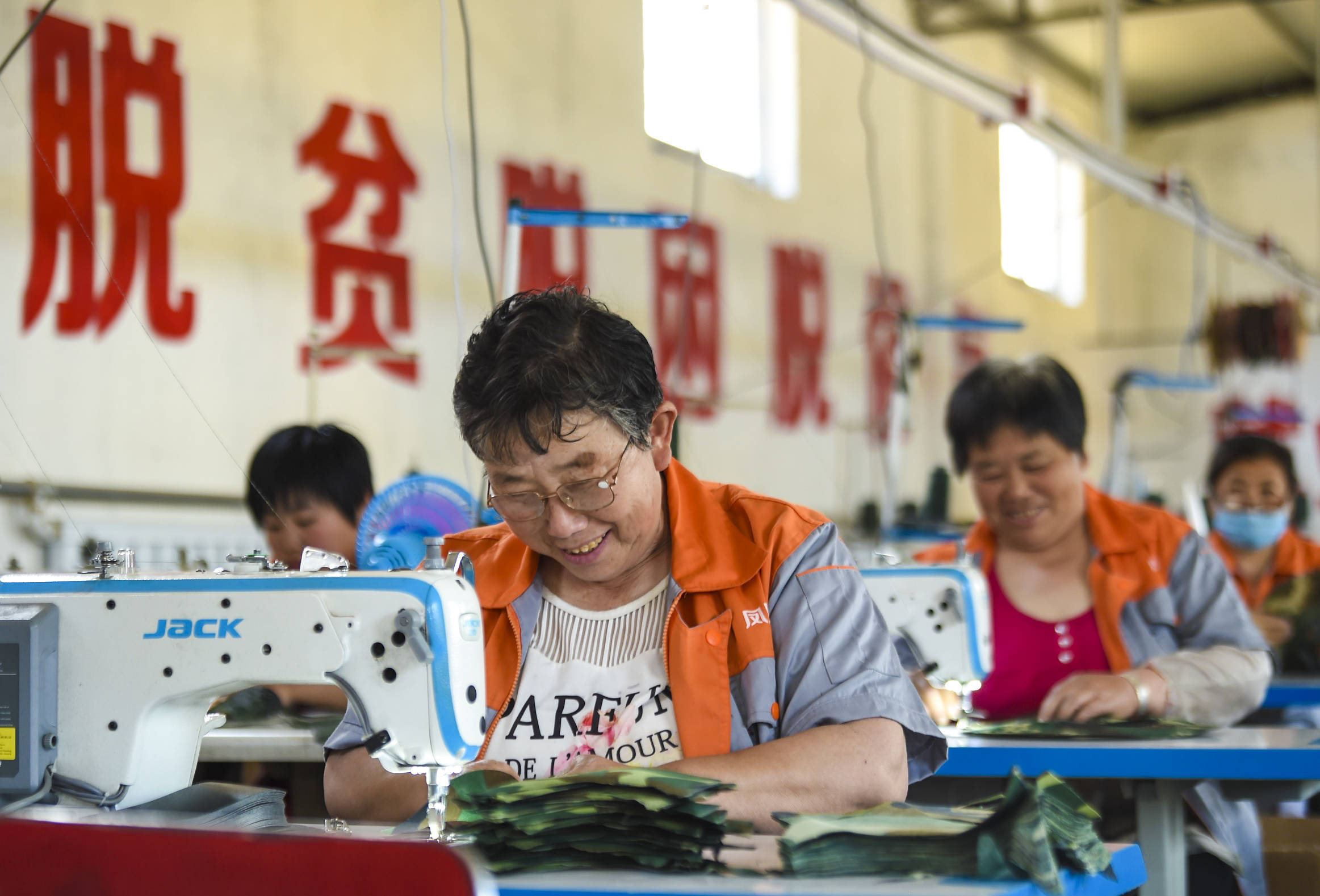 社区就业帮扶车间助移民群众致富