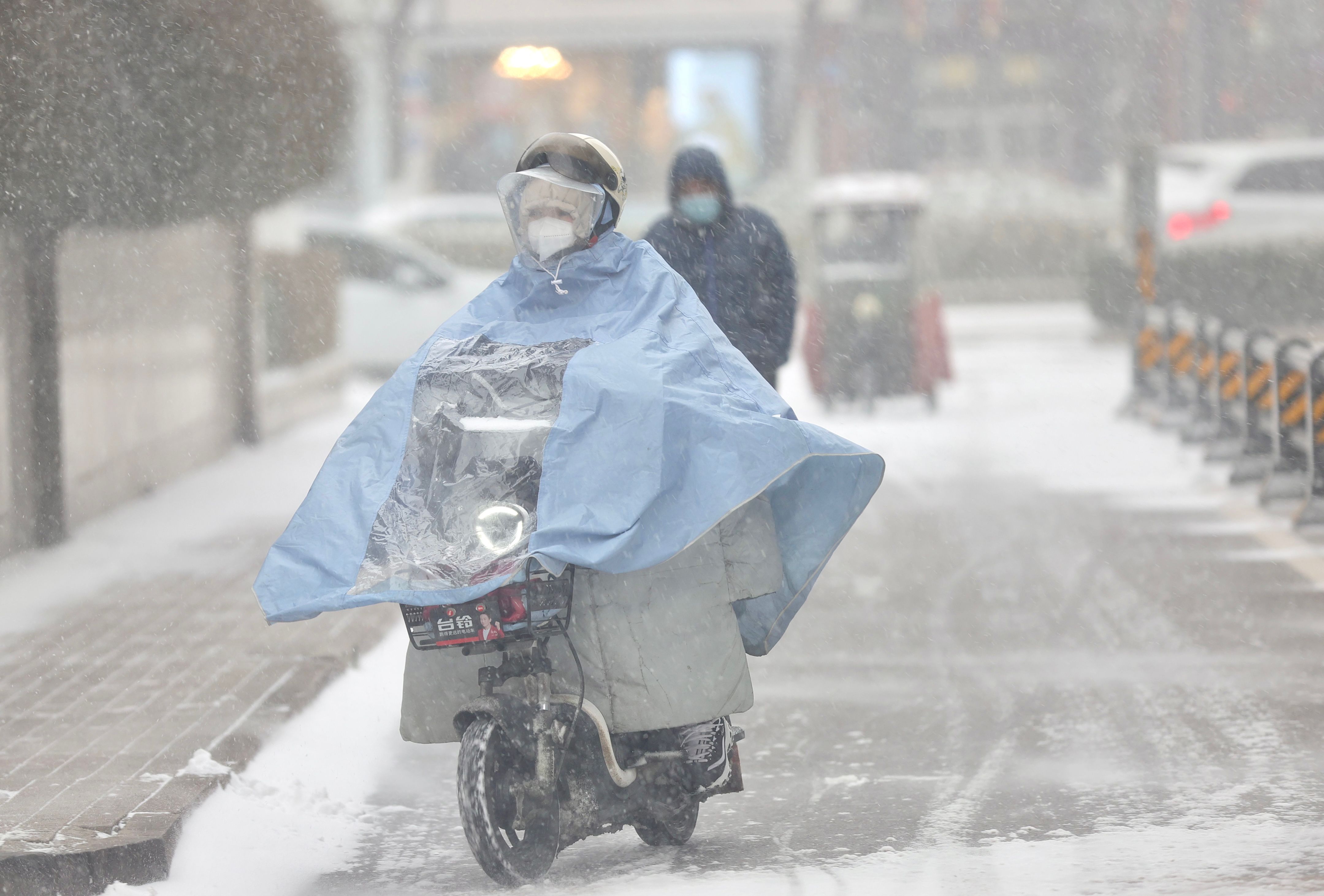 中国气象局启动应急响应 多地积极应对寒潮暴雪影响