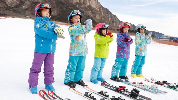 “最美冬奥城”冰雪运动“抓娃娃”