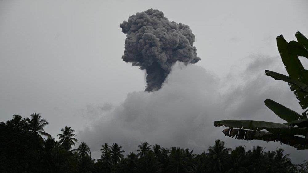 印尼伊布火山发生多次喷发 灰柱最高达3000米