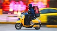 给外卖骑手缴社保，转变背后可以看到什么？