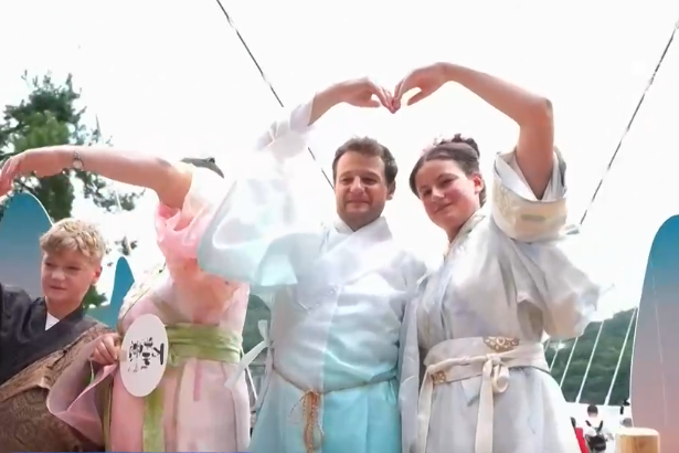 国产电影成为文旅热潮“催化剂” 春日旅游升级“新玩法”