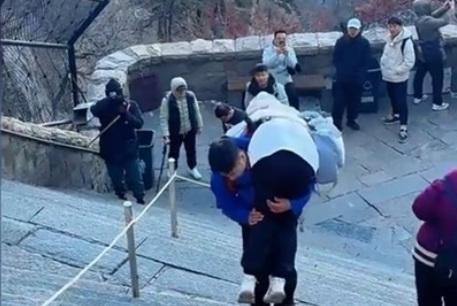“小伙泰山陪爬年入30万”引热议 当事人回应：已考虑退出