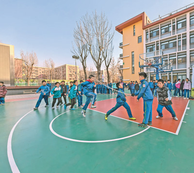 各地中小学改进体育教育  让年轻一代在运动中强意志、健身心