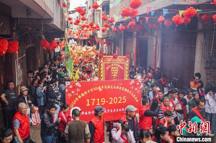 旅游市场“下沉” 年轻人乐探“宝藏小城