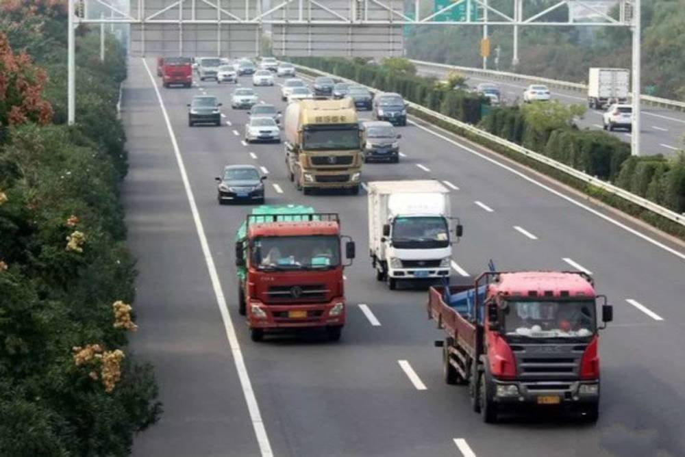 交通运输部：上周全国高速公路累计货车通行量环比增长12.2%