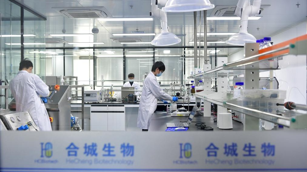 新华鲜报丨医药工业“链”上数智化！7部门发文释放新信号